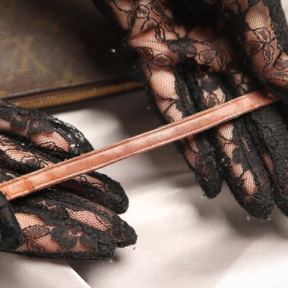 LOUIS VUITTON Pochette Monogram - Picture 7 of 9